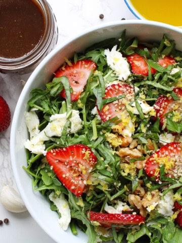 Recipe for strawberry salad in a bowl