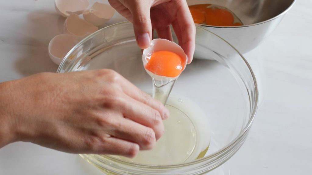 a person separating egg whites from the yolk high volume low-calorie foods